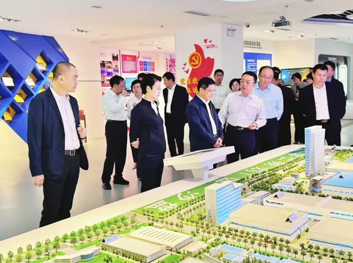 2024年10月17日，國(guó)家藥品監(jiān)督管理局副局長(zhǎng)雷平同志、山東省副省長(zhǎng)王桂英、山東省藥品監(jiān)督管理局局長(zhǎng)李濤一行，在青島市相關(guān)部門(mén)領(lǐng)導(dǎo)陪同下蒞臨華仁藥業(yè)調(diào)研指導(dǎo)。